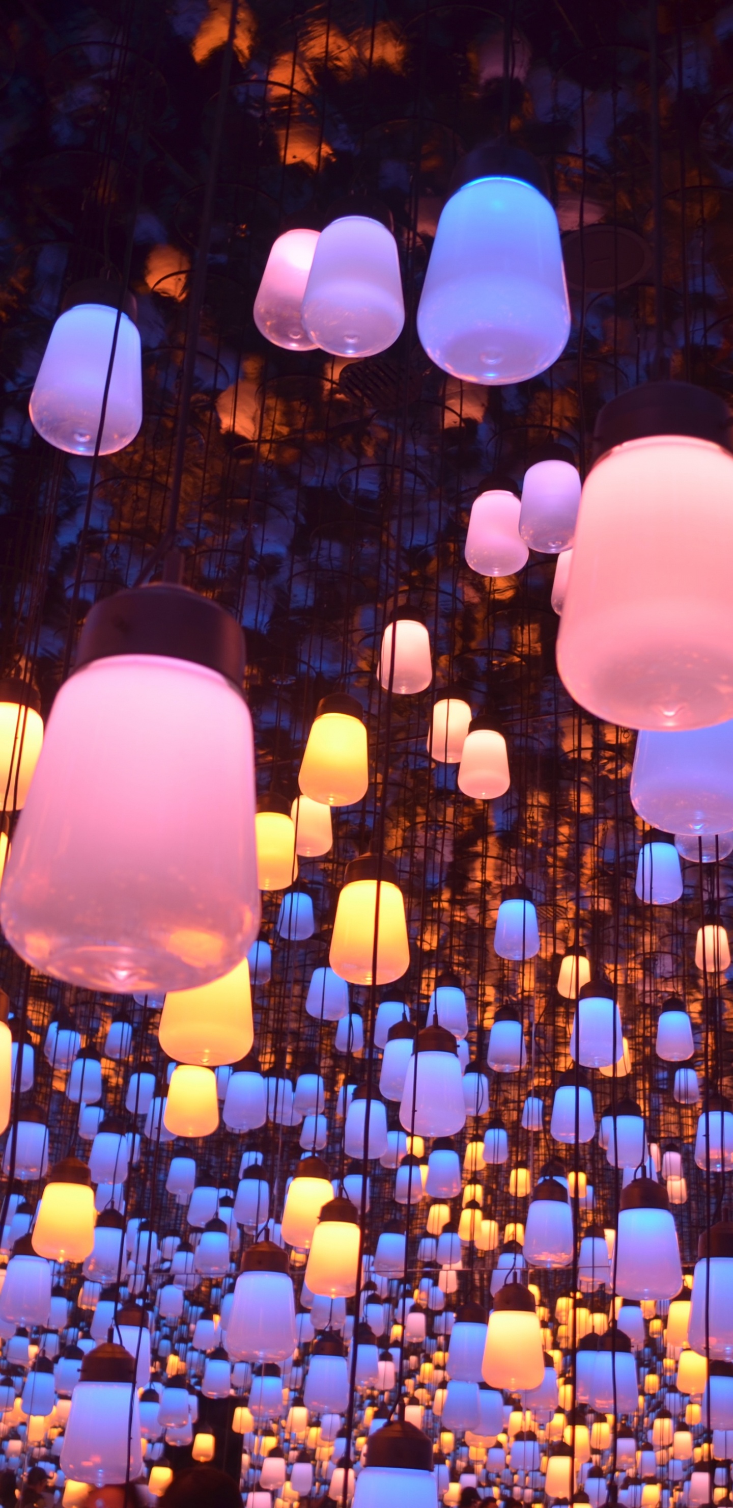 Gelbe Und Blaue Runde Lichter. Wallpaper in 1440x2960 Resolution