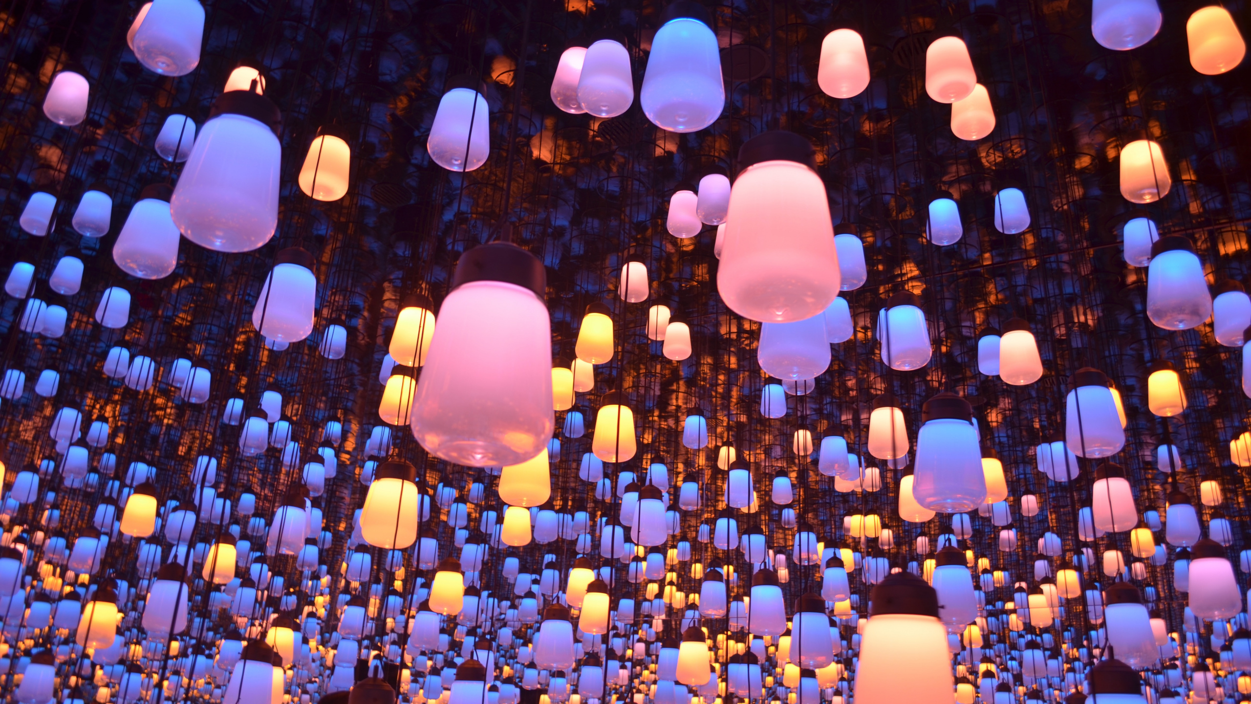 Gelbe Und Blaue Runde Lichter. Wallpaper in 2560x1440 Resolution