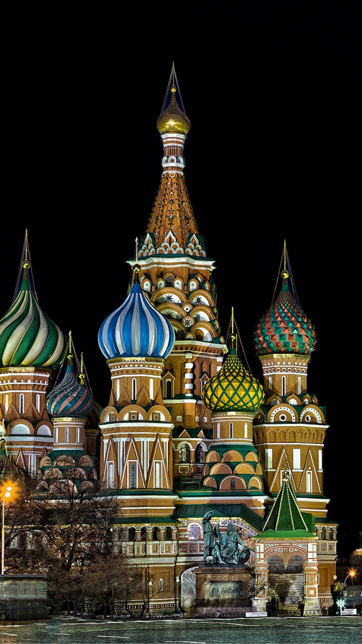 Grünes Und Braunes Betongebäude Während Der Nacht. Wallpaper in 720x1280 Resolution