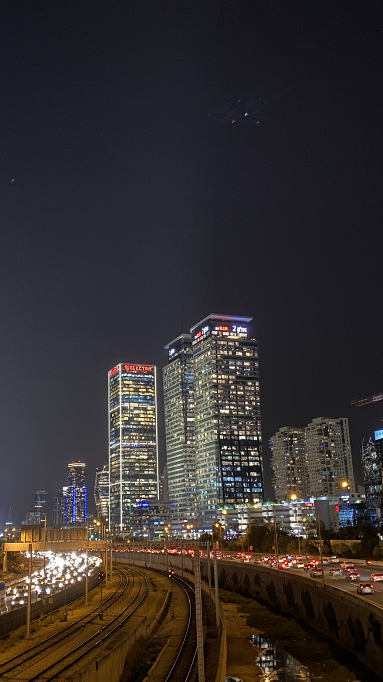 Nuit, Route, Tour de Bloc, Infrastructure, Zone Urbaine. Wallpaper in 750x1334 Resolution