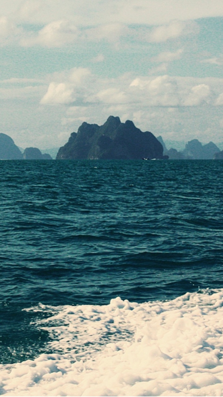 Ocean Waves Crashing on Shore During Daytime. Wallpaper in 720x1280 Resolution
