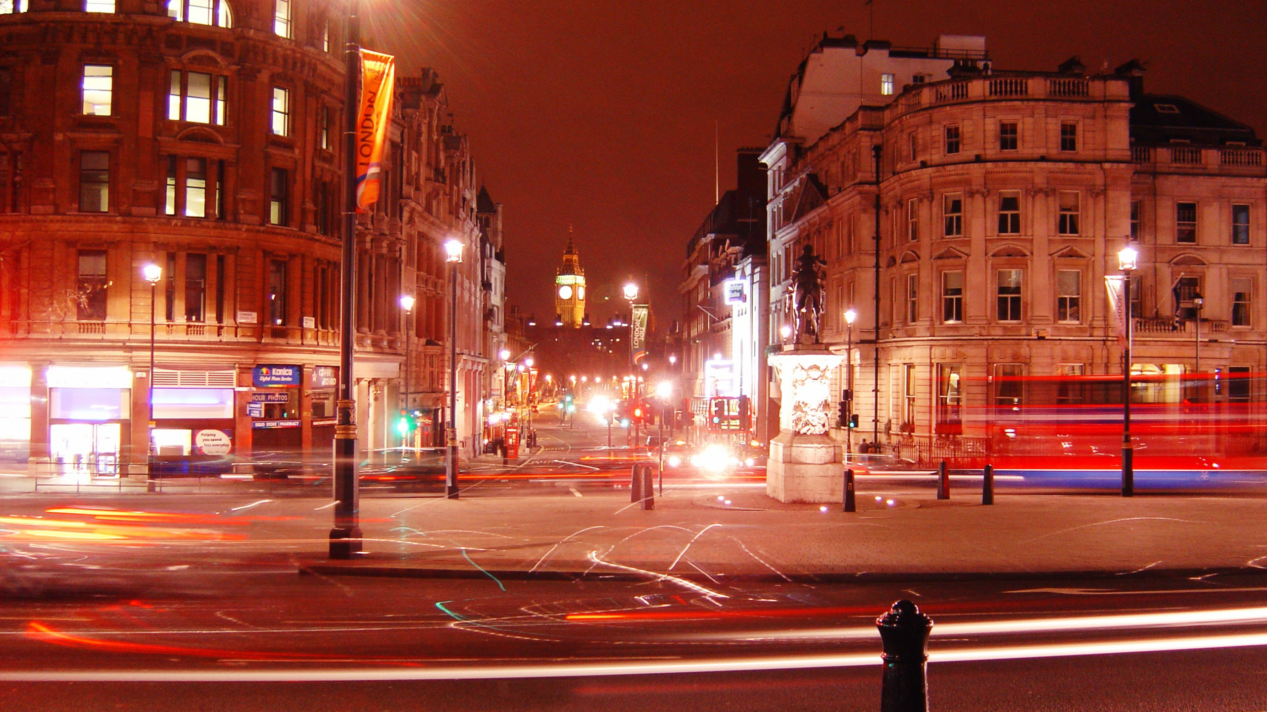 Person im Schwarzen Mantel, Die Nachts Auf Der Straße Steht. Wallpaper in 2560x1440 Resolution