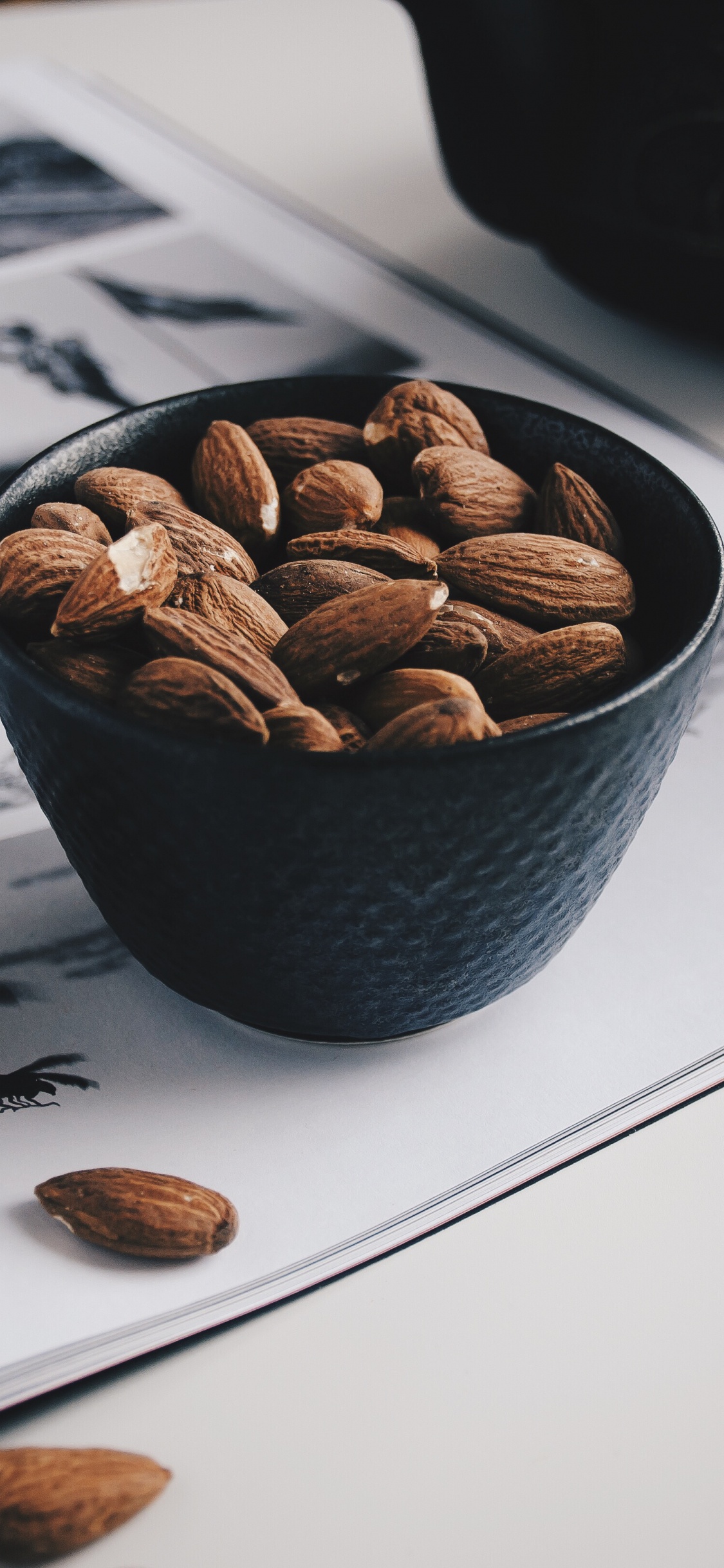 Grains de Café Bruns Sur Bol en Céramique Noire. Wallpaper in 1125x2436 Resolution