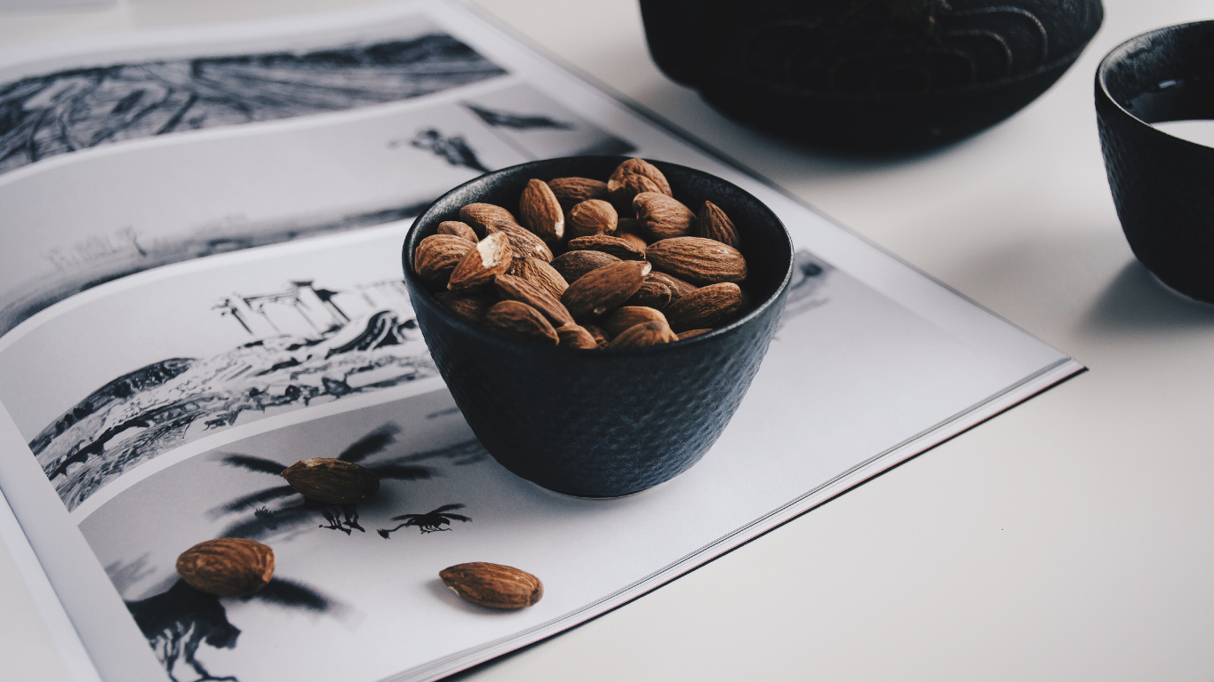 Grains de Café Bruns Sur Bol en Céramique Noire. Wallpaper in 1366x768 Resolution