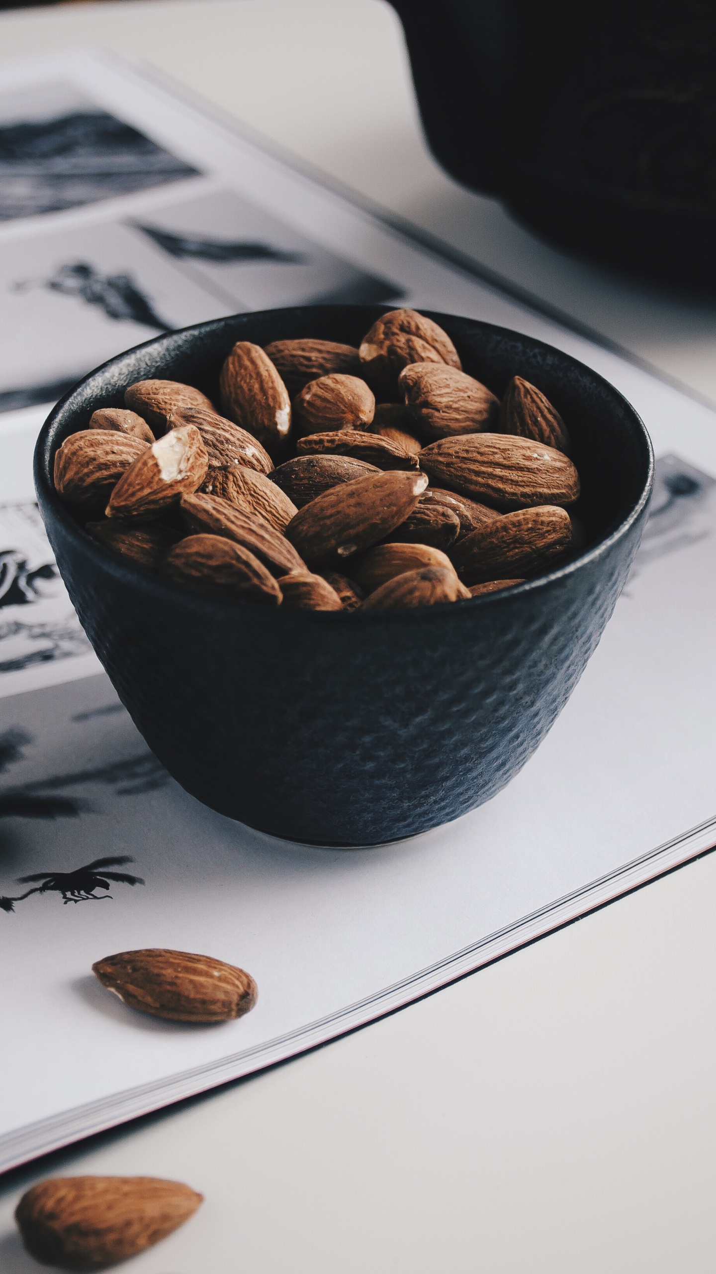 Grains de Café Bruns Sur Bol en Céramique Noire. Wallpaper in 1440x2560 Resolution