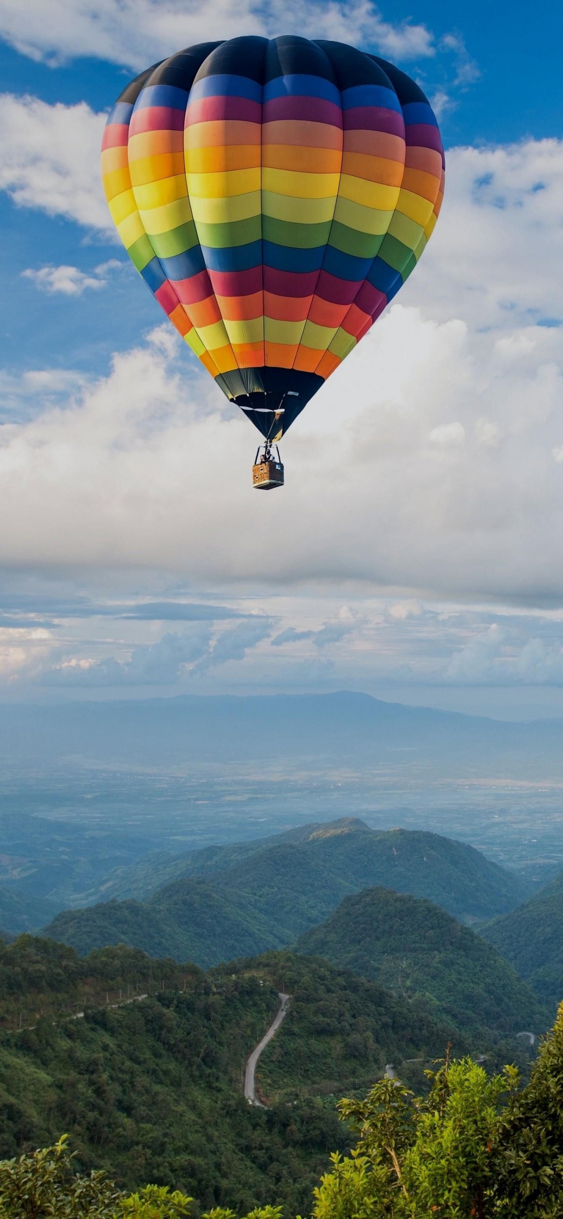 Heißluftballon in Der Luft Tagsüber. Wallpaper in 1125x2436 Resolution