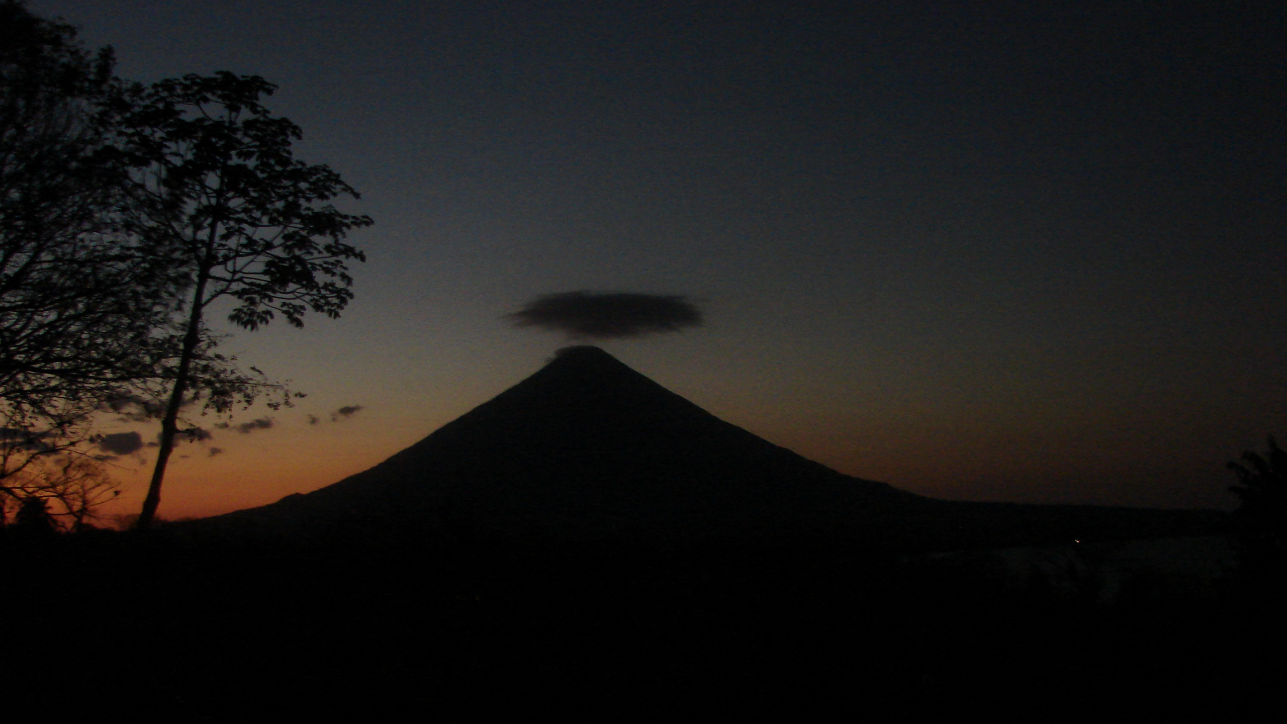 Silhouette de Montagne Pendant le Coucher du Soleil. Wallpaper in 2560x1440 Resolution