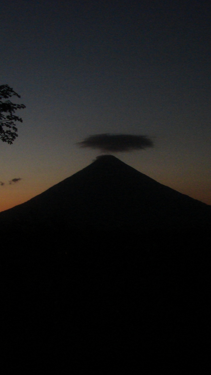 Silhouette de Montagne Pendant le Coucher du Soleil. Wallpaper in 720x1280 Resolution