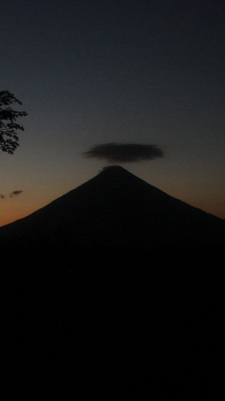 Silhouette de Montagne Pendant le Coucher du Soleil. Wallpaper in 750x1334 Resolution
