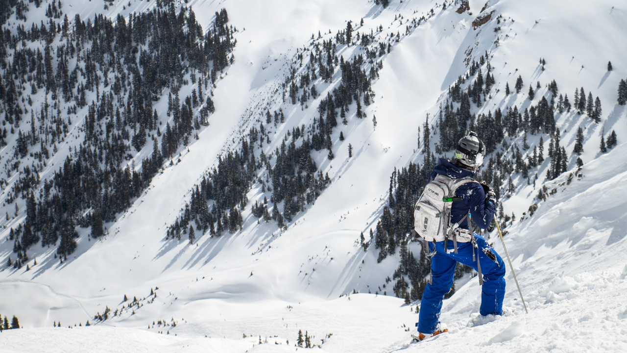 Persona Montando en Esquí de Nieve en Montañas Cubiertas de Nieve Durante el Día. Wallpaper in 1280x720 Resolution