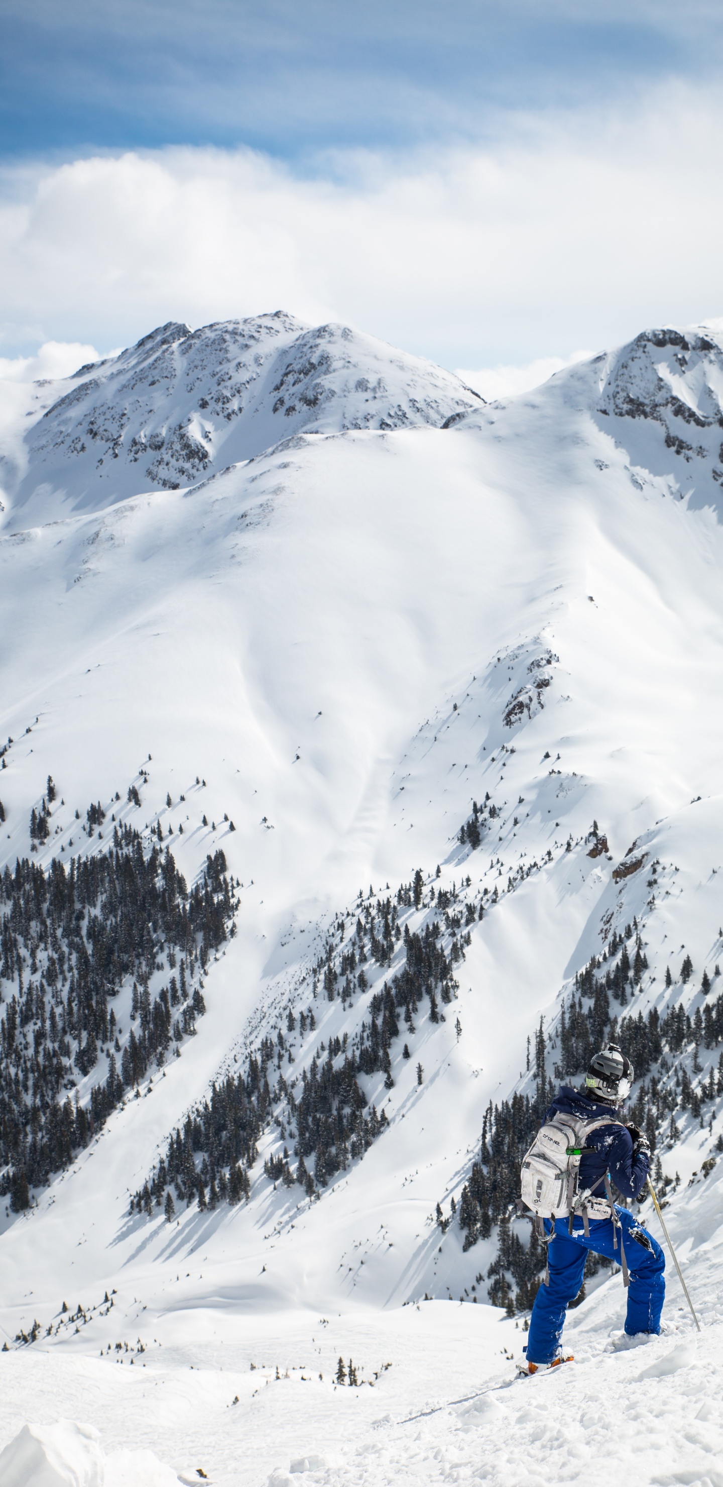 Persona Montando en Esquí de Nieve en Montañas Cubiertas de Nieve Durante el Día. Wallpaper in 1440x2960 Resolution