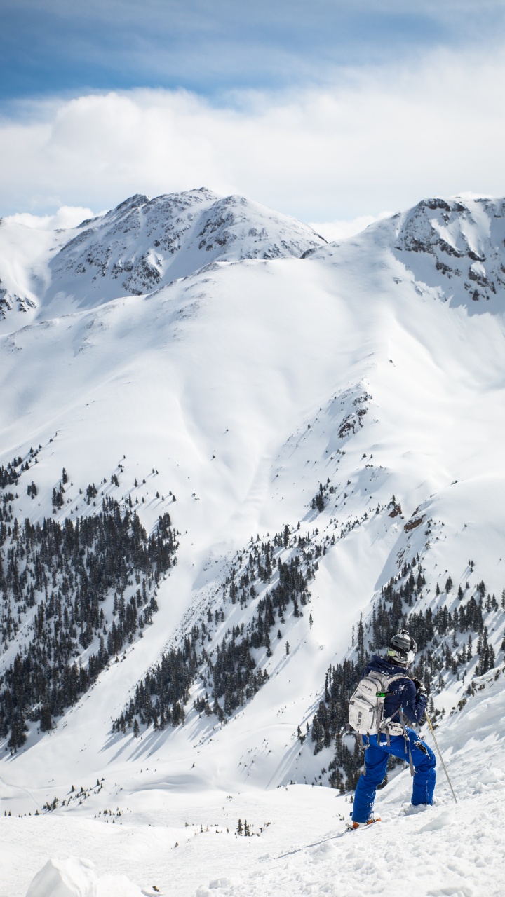 Personne à Cheval Sur le Ski de Neige Sur la Montagne Couverte de Neige Pendant la Journée. Wallpaper in 720x1280 Resolution
