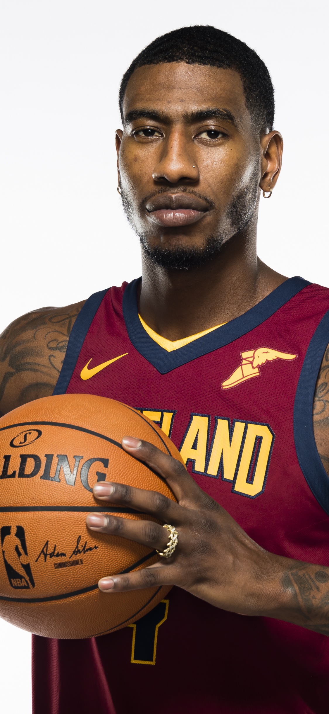 Mann im Roten Und Schwarzen Basketball-Trikot Mit Basketball. Wallpaper in 1125x2436 Resolution