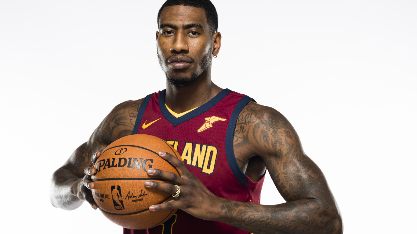 Mann im Roten Und Schwarzen Basketball-Trikot Mit Basketball. Wallpaper in 1366x768 Resolution