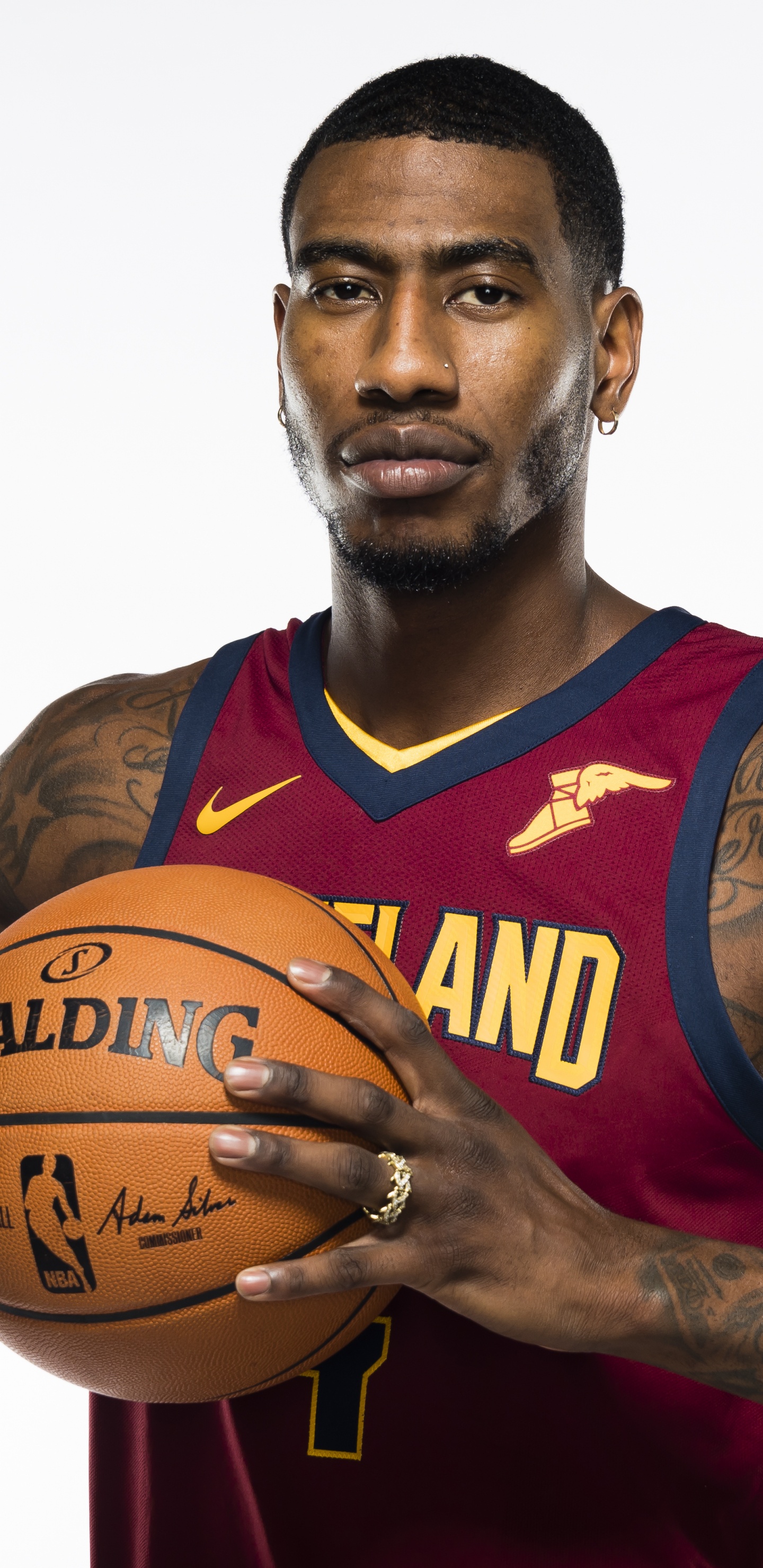 Mann im Roten Und Schwarzen Basketball-Trikot Mit Basketball. Wallpaper in 1440x2960 Resolution