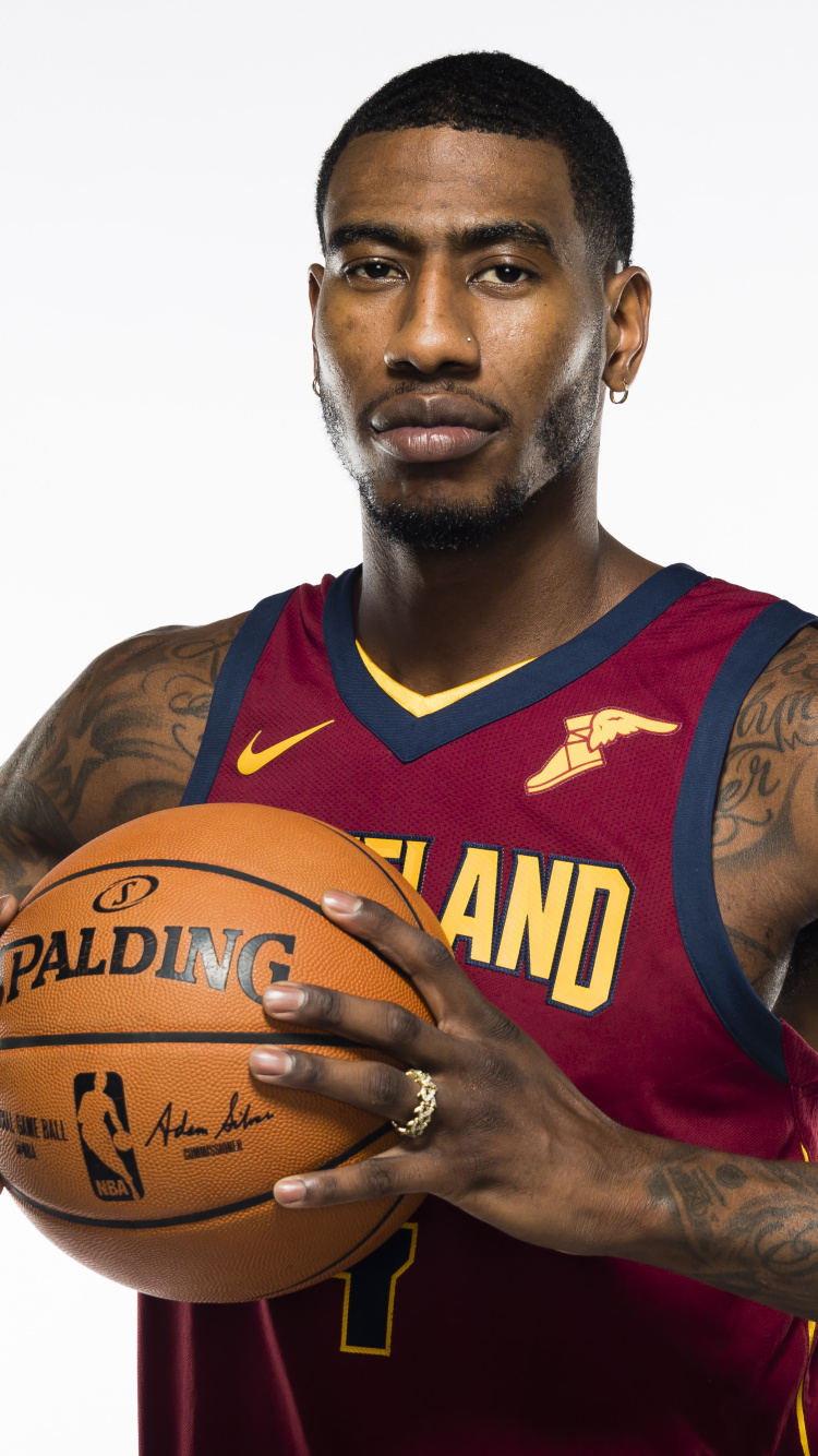 Mann im Roten Und Schwarzen Basketball-Trikot Mit Basketball. Wallpaper in 750x1334 Resolution