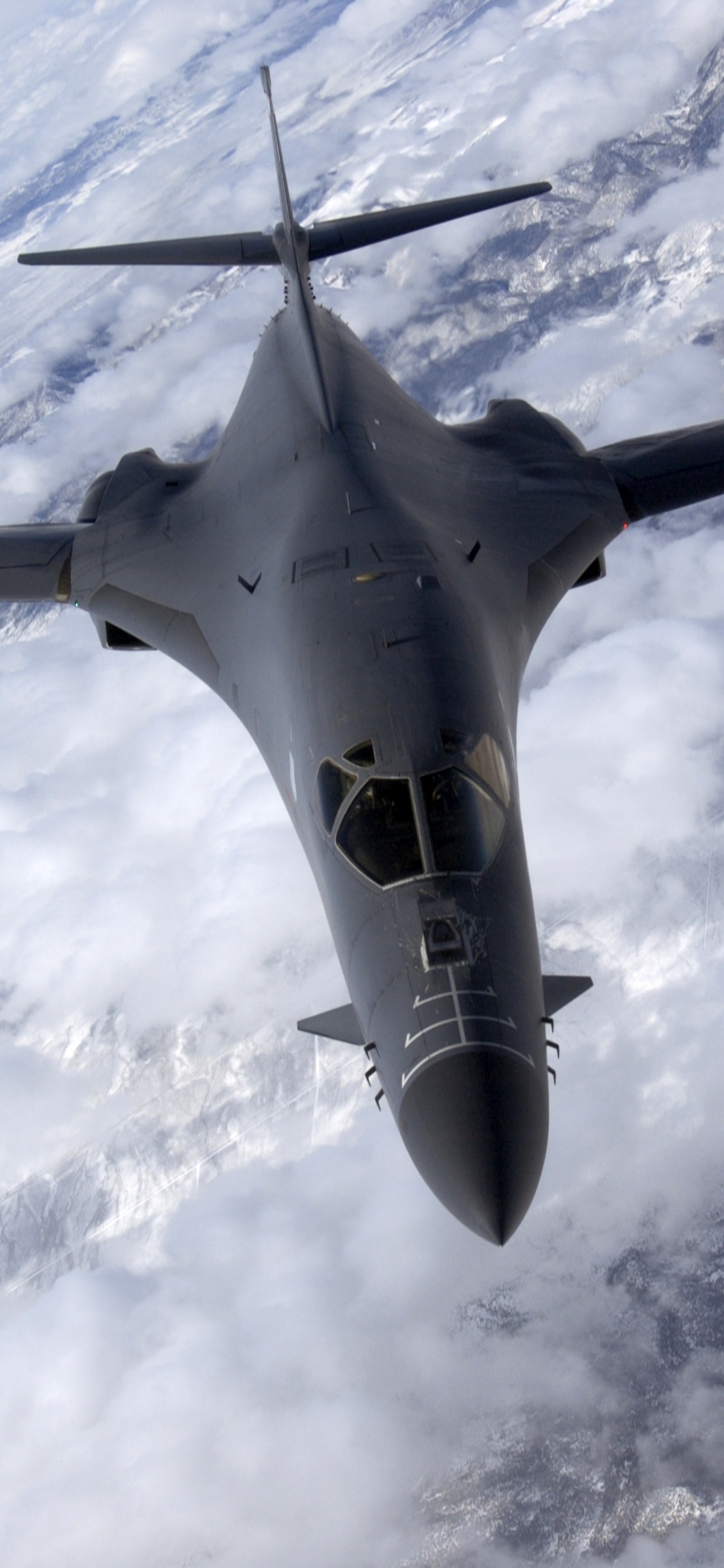 Avión de Combate Gris Volando Sobre Nubes Blancas Durante el Día. Wallpaper in 1125x2436 Resolution