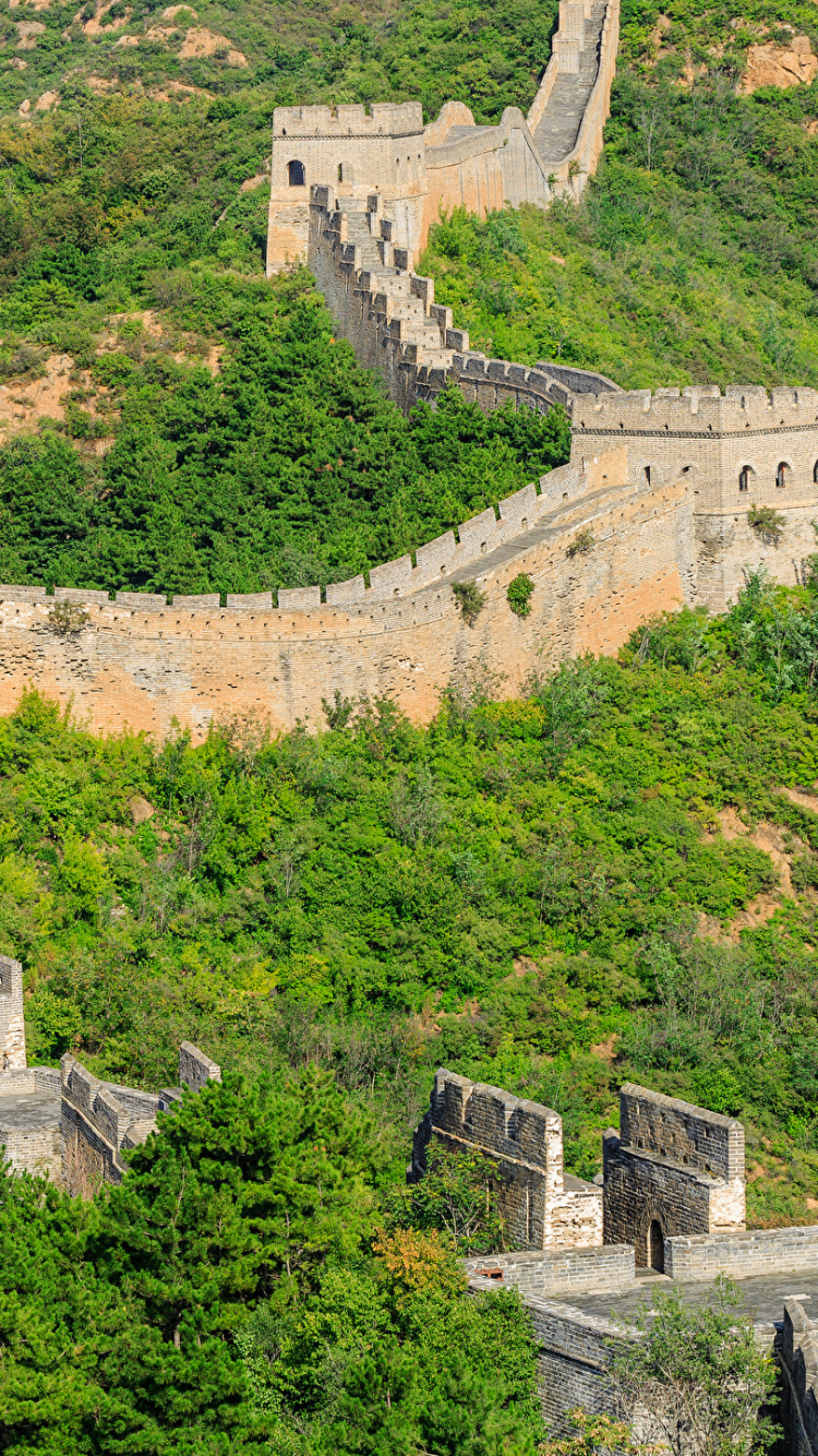 Graues Betongebäude Auf Einem Hügel. Wallpaper in 750x1334 Resolution