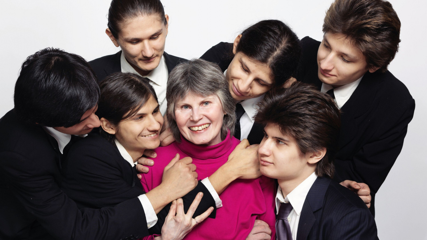 Groupe de Personnes Prenant Une Photo. Wallpaper in 1366x768 Resolution