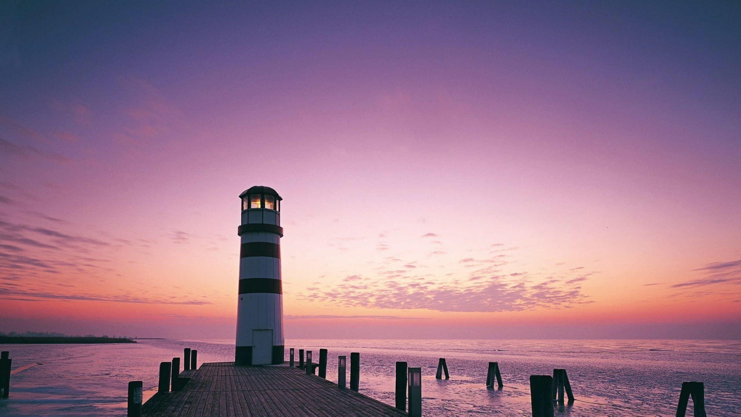 Silhouette Von Menschen am Strand Bei Sonnenuntergang. Wallpaper in 2560x1440 Resolution