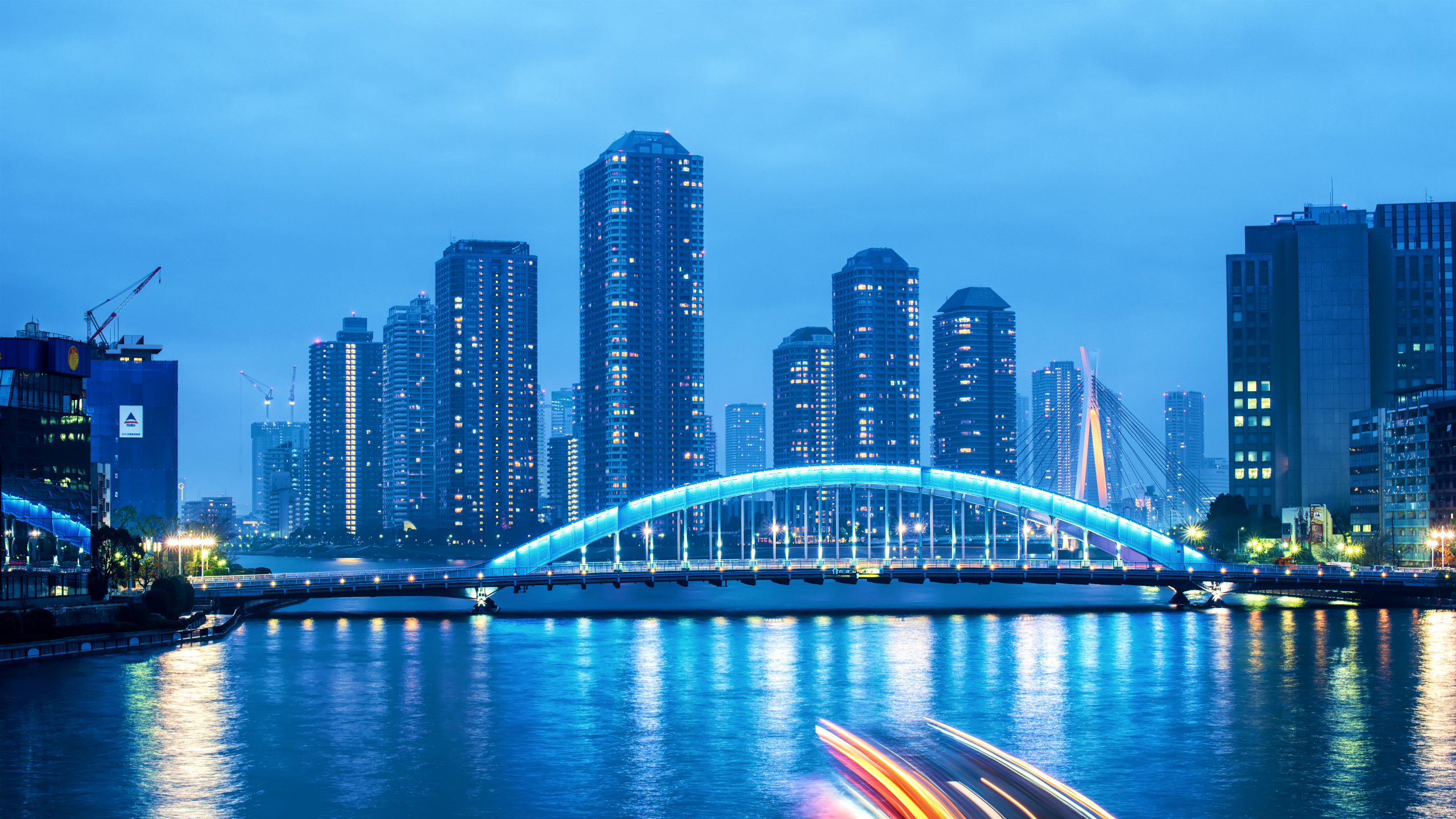 Zeitrafferfotografie Der Skyline Der Stadt Bei Nacht. Wallpaper in 2560x1440 Resolution