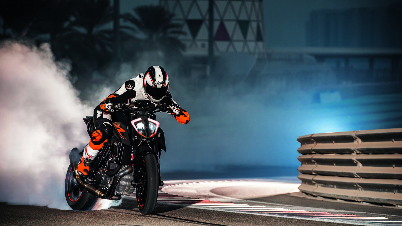 Hombre en Casco de Motocicleta Negro y Naranja Montado en Bicicleta Deportiva Negra y Naranja. Wallpaper in 1280x720 Resolution