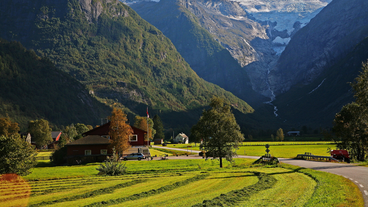Brown House on Green Grass Field Near Mountain During Daytime. Wallpaper in 1280x720 Resolution