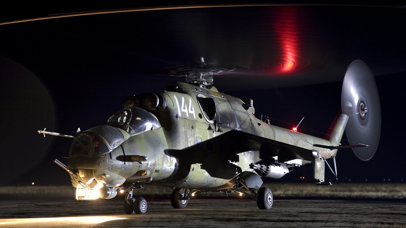 Graues Kampfflugzeug Auf Der Straße. Wallpaper in 1366x768 Resolution