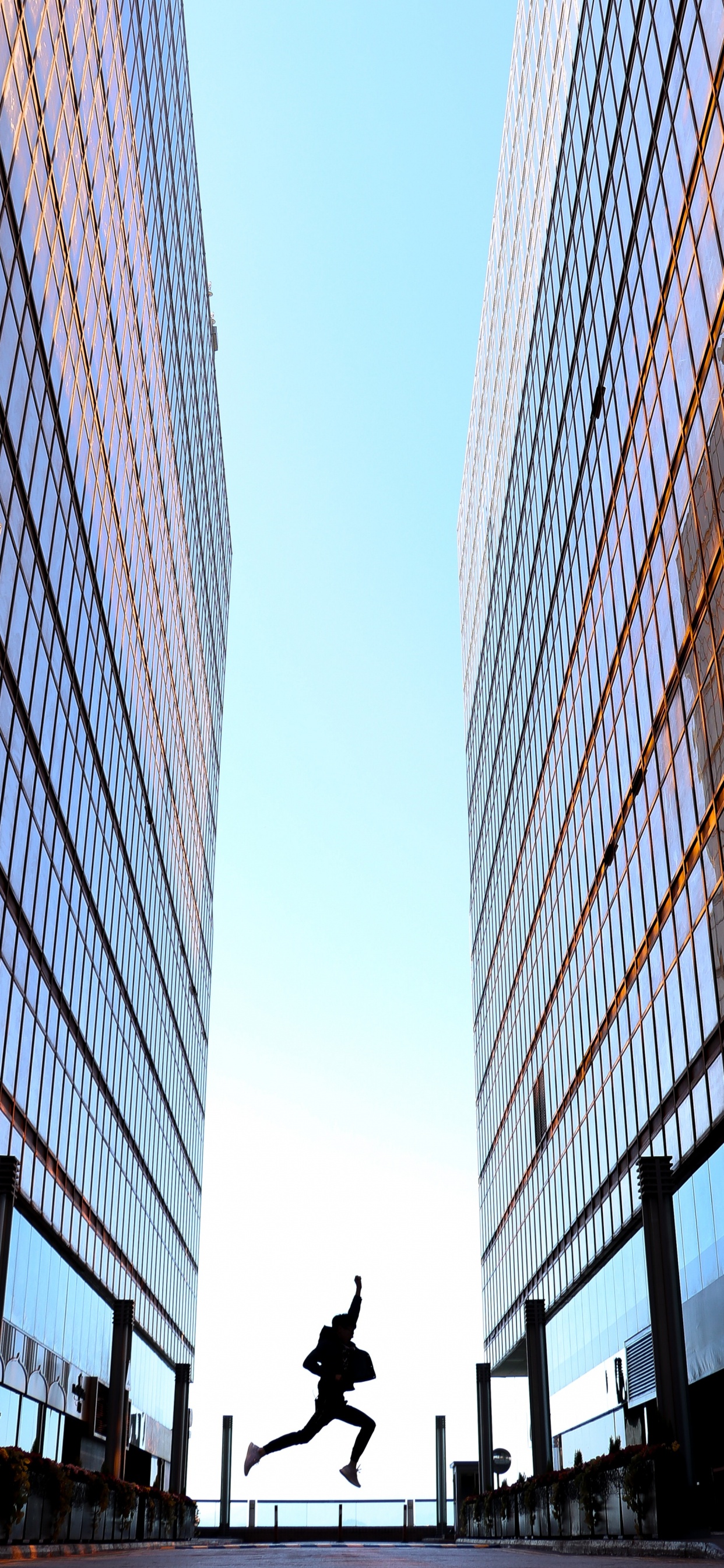 Flachwinkelfotografie Von Hochhäusern. Wallpaper in 1242x2688 Resolution