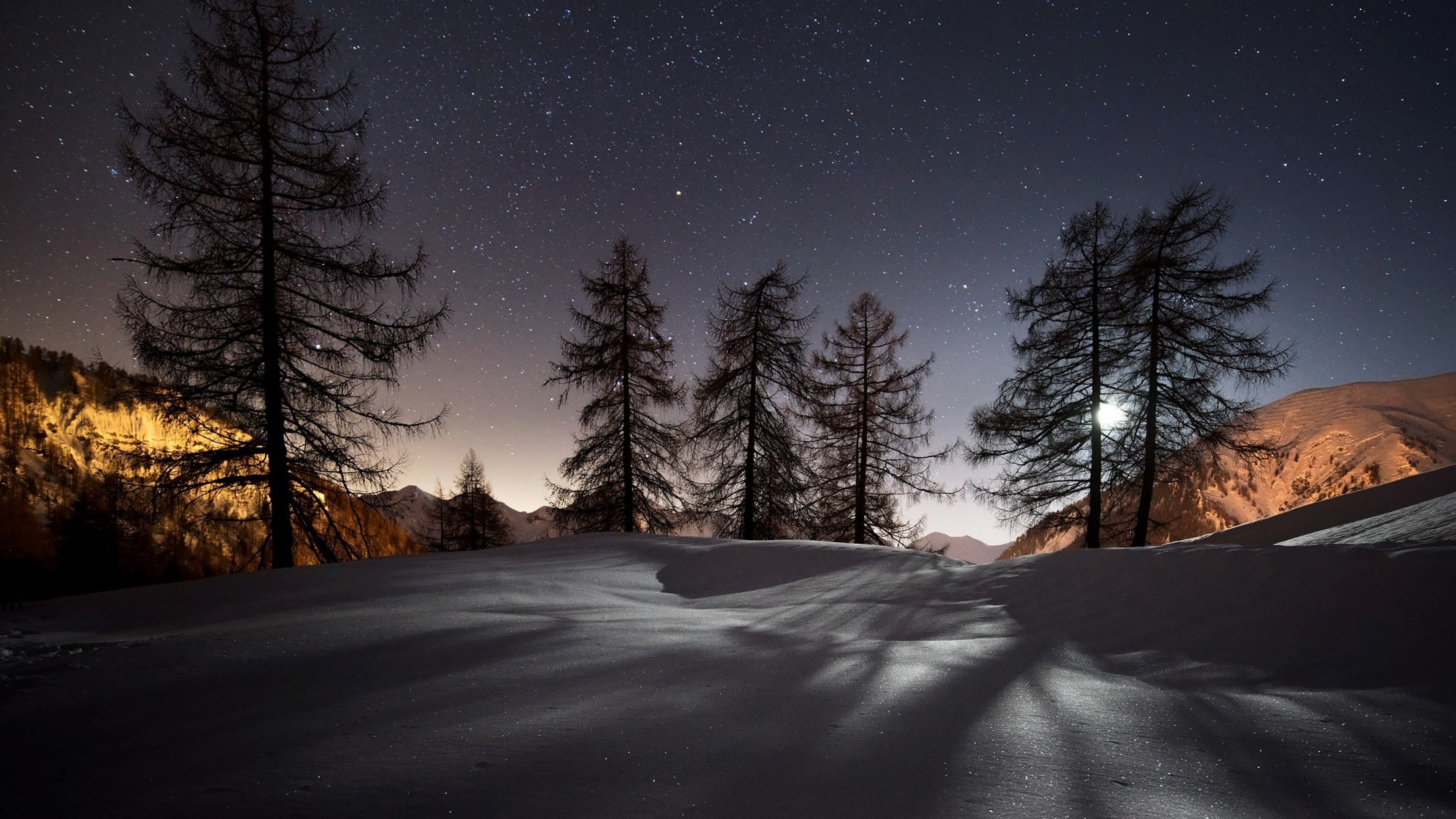 Champ Couvert de Neige et Arbres Pendant la Nuit. Wallpaper in 3840x2160 Resolution
