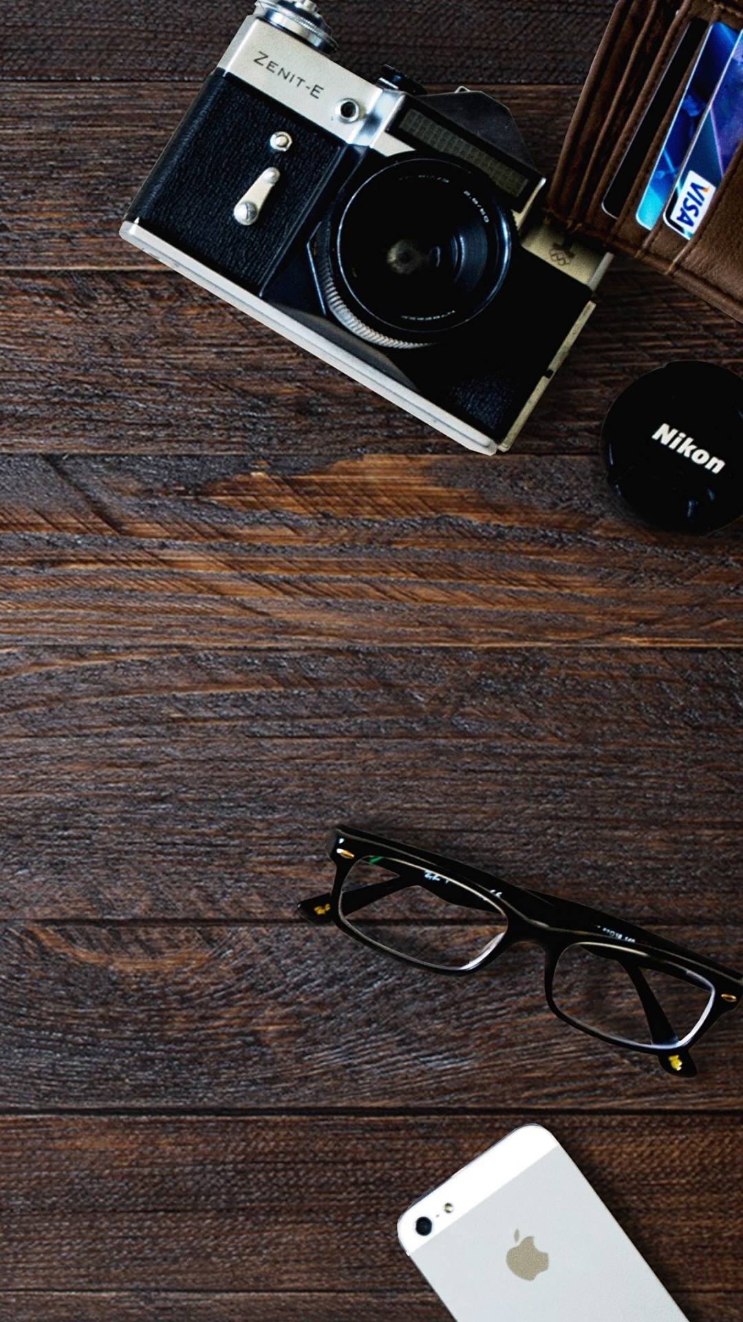 Tablette Blanche Sur Table en Bois Marron. Wallpaper in 1080x1920 Resolution