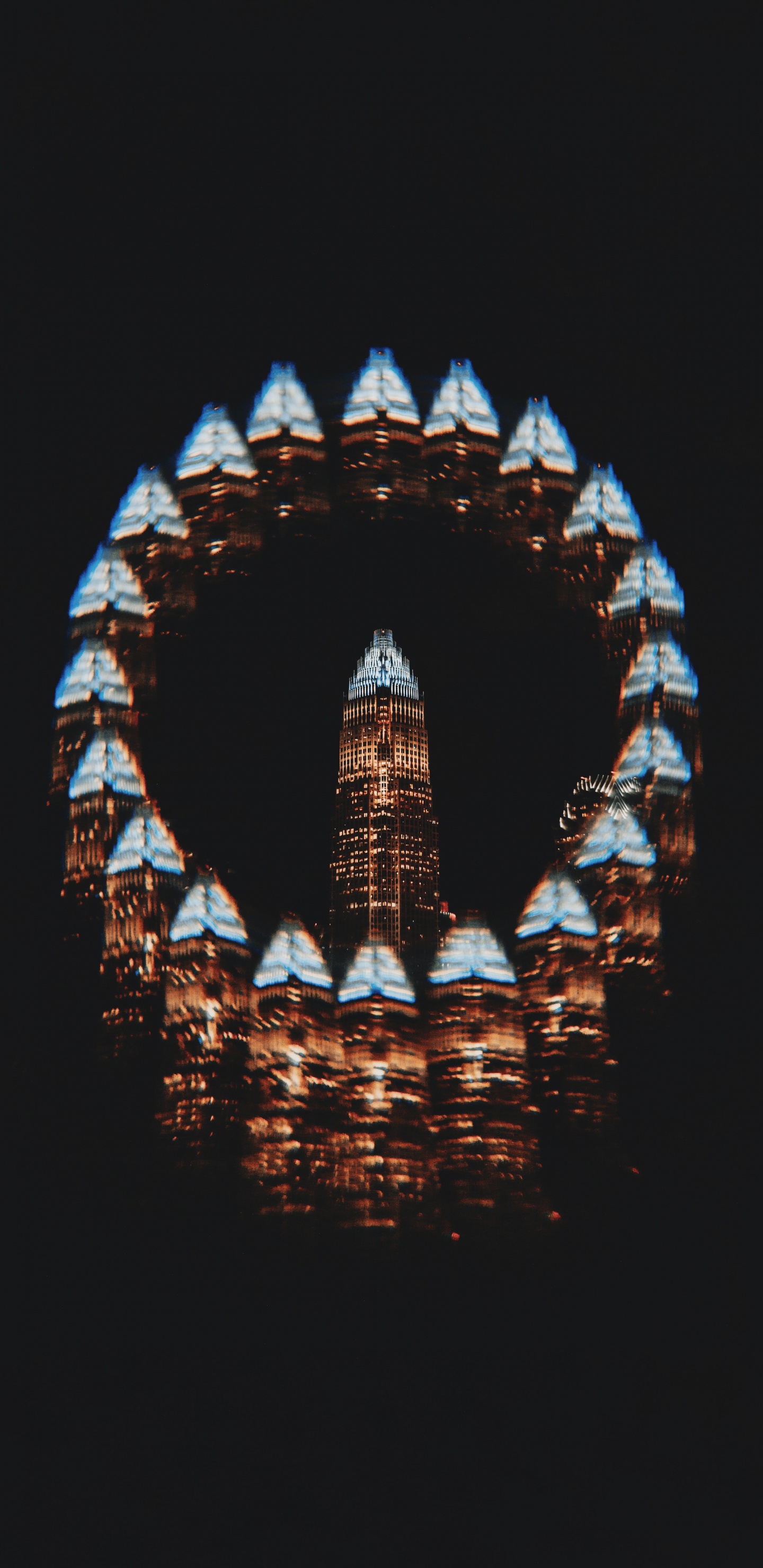 Bâtiment Éclairé Avec Des Lumières Bleues. Wallpaper in 1440x2960 Resolution