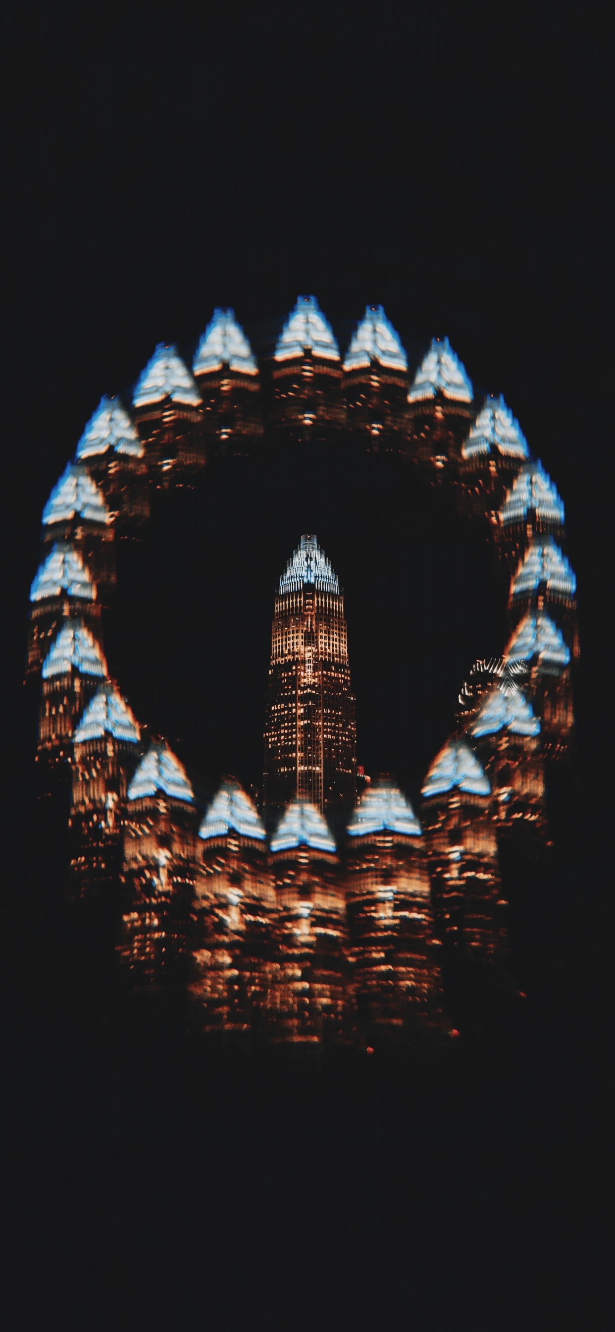 Edificio Iluminado Con Luces Azules. Wallpaper in 1242x2688 Resolution