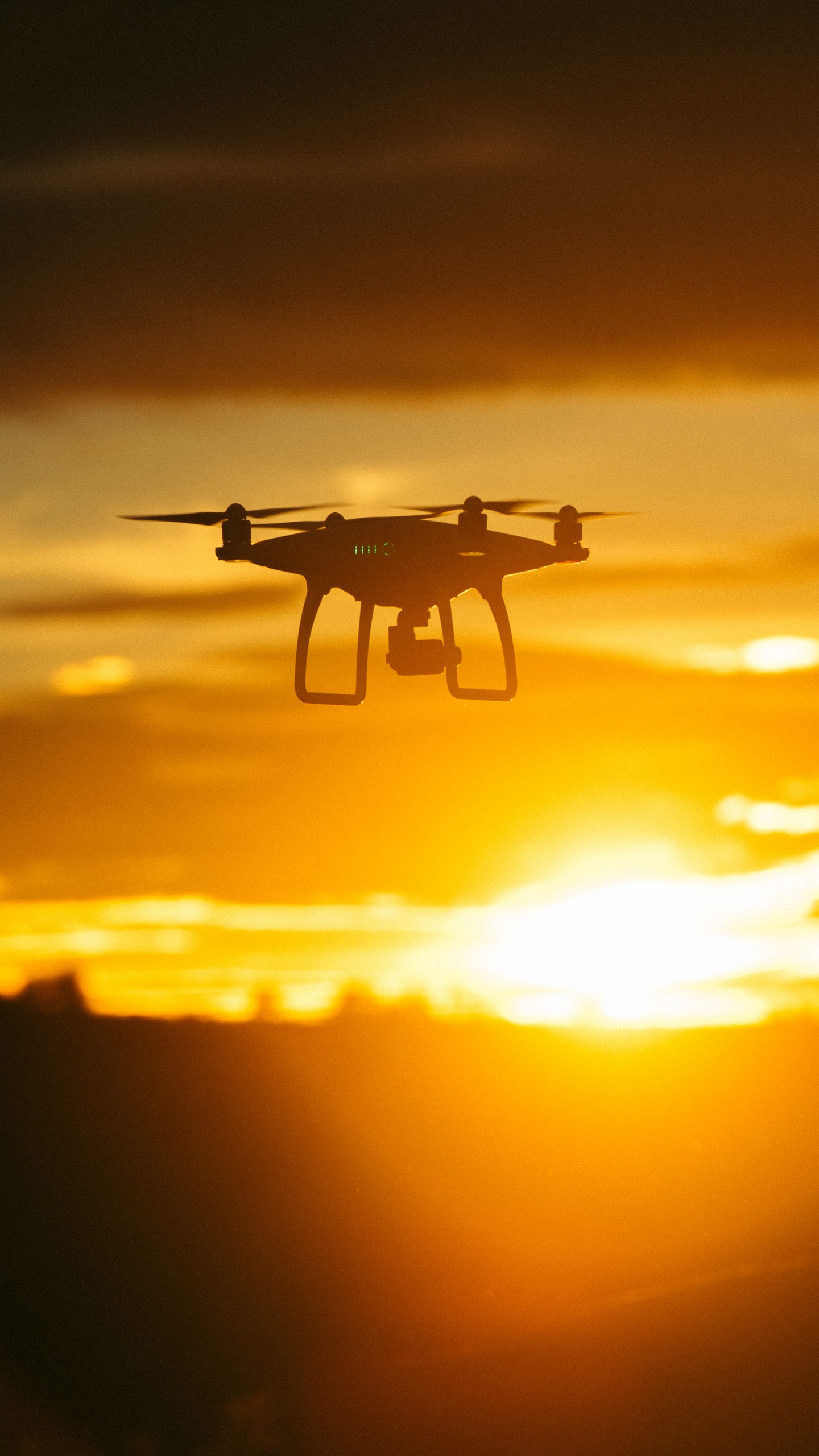 Drone Blanco Volando Durante la Puesta de Sol. Wallpaper in 1440x2560 Resolution
