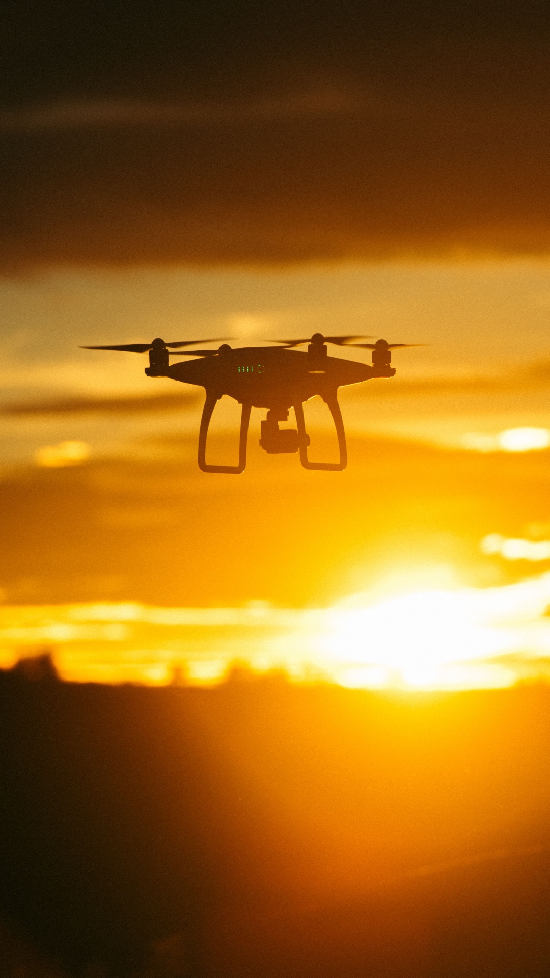 Weiße Drohne Fliegt Bei Sonnenuntergang. Wallpaper in 1080x1920 Resolution