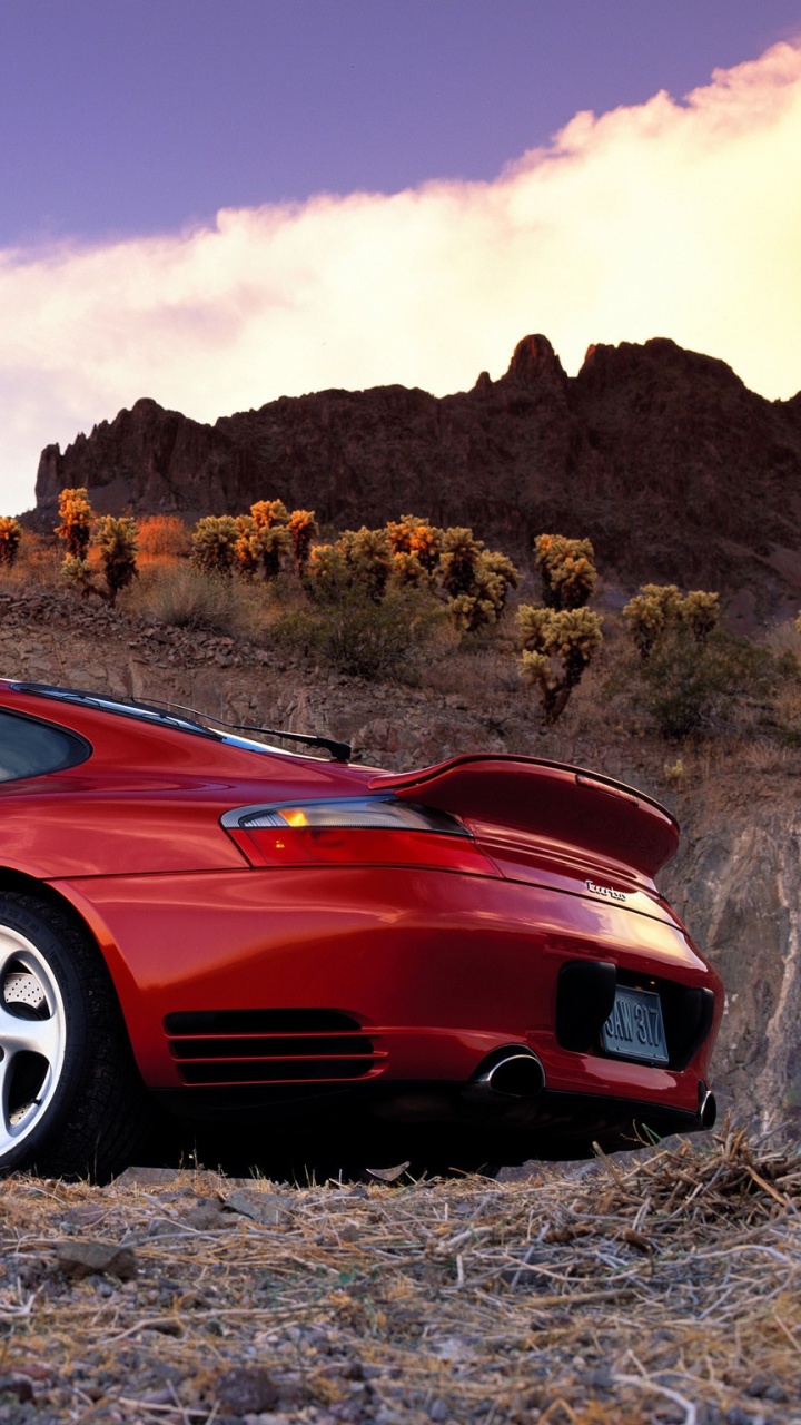 Ferrari 458 Italia Rojo en Brown Rocky Mountain Durante el Día. Wallpaper in 720x1280 Resolution