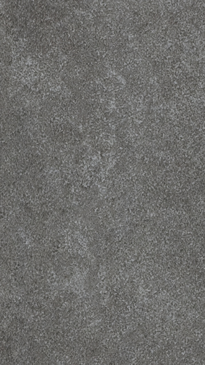 Persona en Zapatos Negros de Pie Sobre Una Alfombra Gris. Wallpaper in 720x1280 Resolution