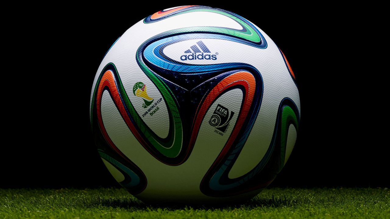 Ballon de Football Nike Blanc Vert et Noir. Wallpaper in 1280x720 Resolution