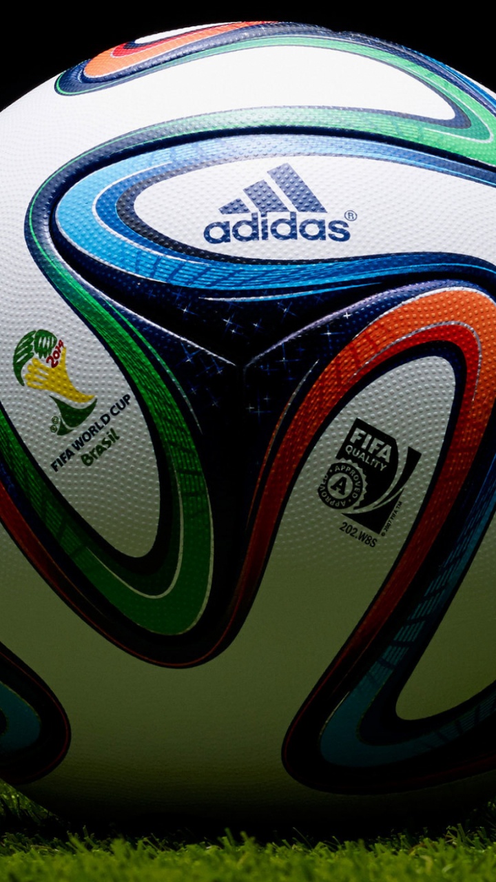 Ballon de Football Nike Blanc Vert et Noir. Wallpaper in 720x1280 Resolution