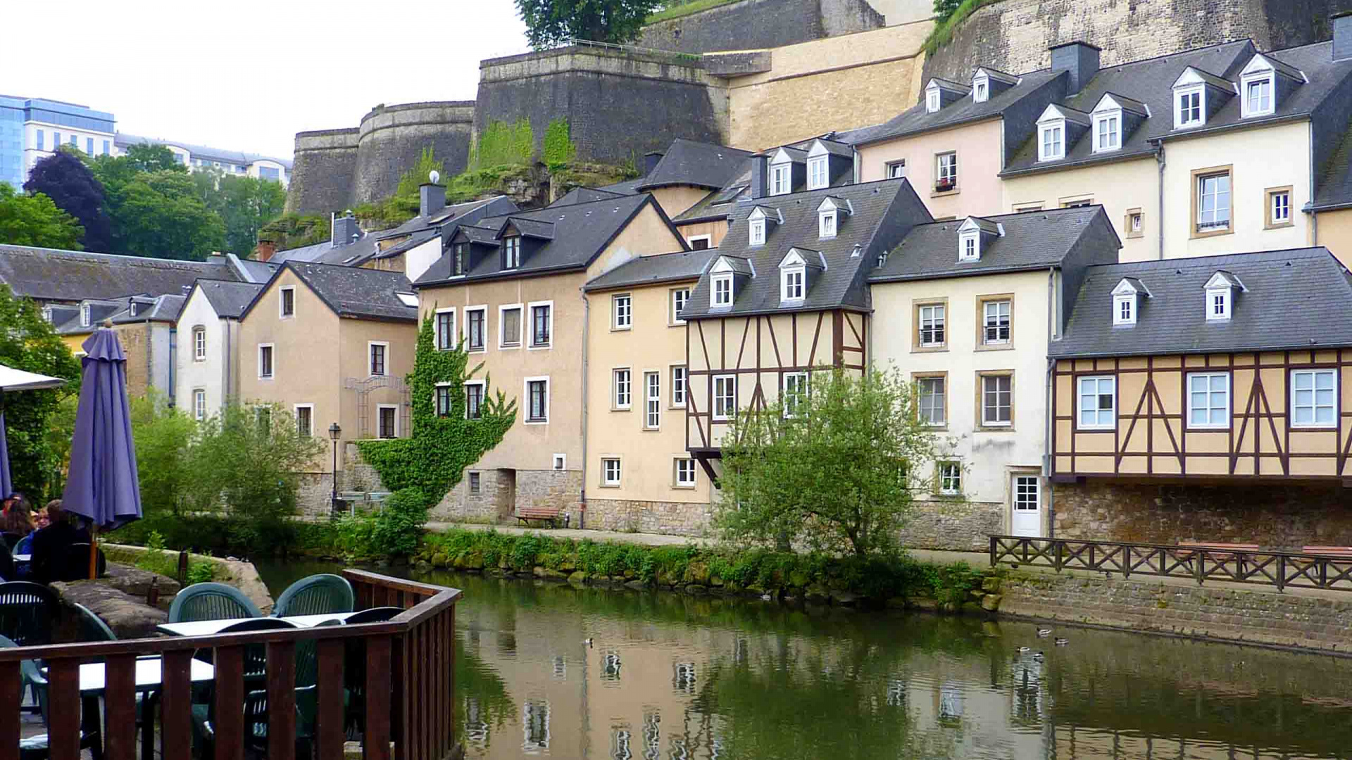 Bâtiment en Béton Brun à Côté de la Rivière Pendant la Journée. Wallpaper in 1920x1080 Resolution