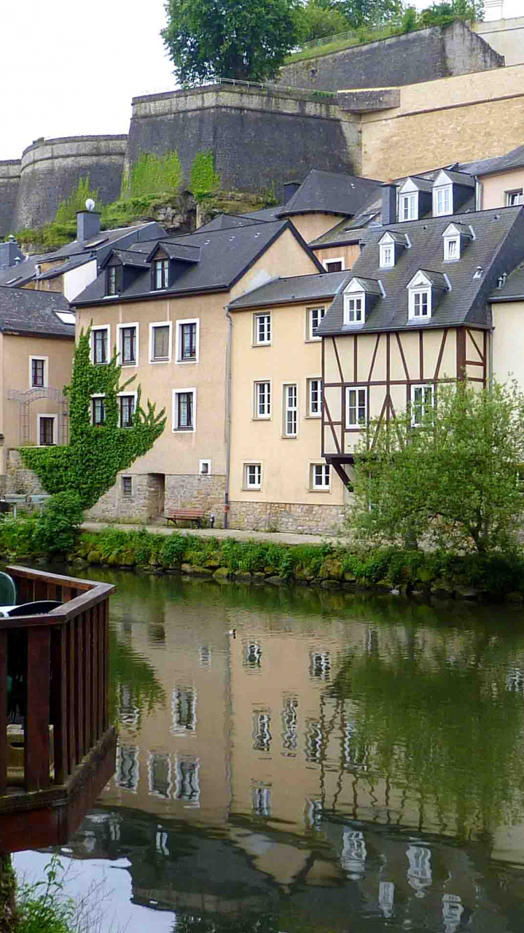 Bâtiment en Béton Brun à Côté de la Rivière Pendant la Journée. Wallpaper in 750x1334 Resolution