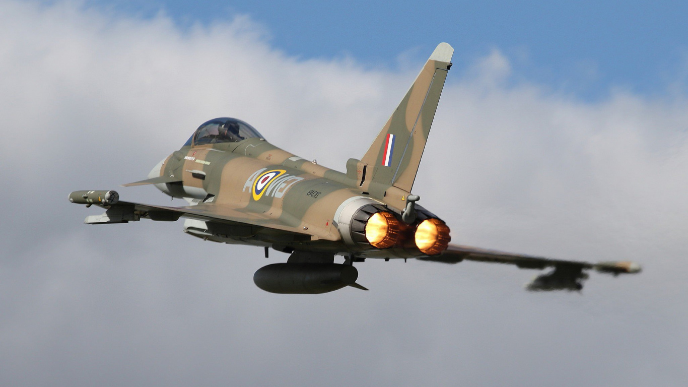 Grauer Kampfjet Fliegt in Den Himmel. Wallpaper in 1366x768 Resolution