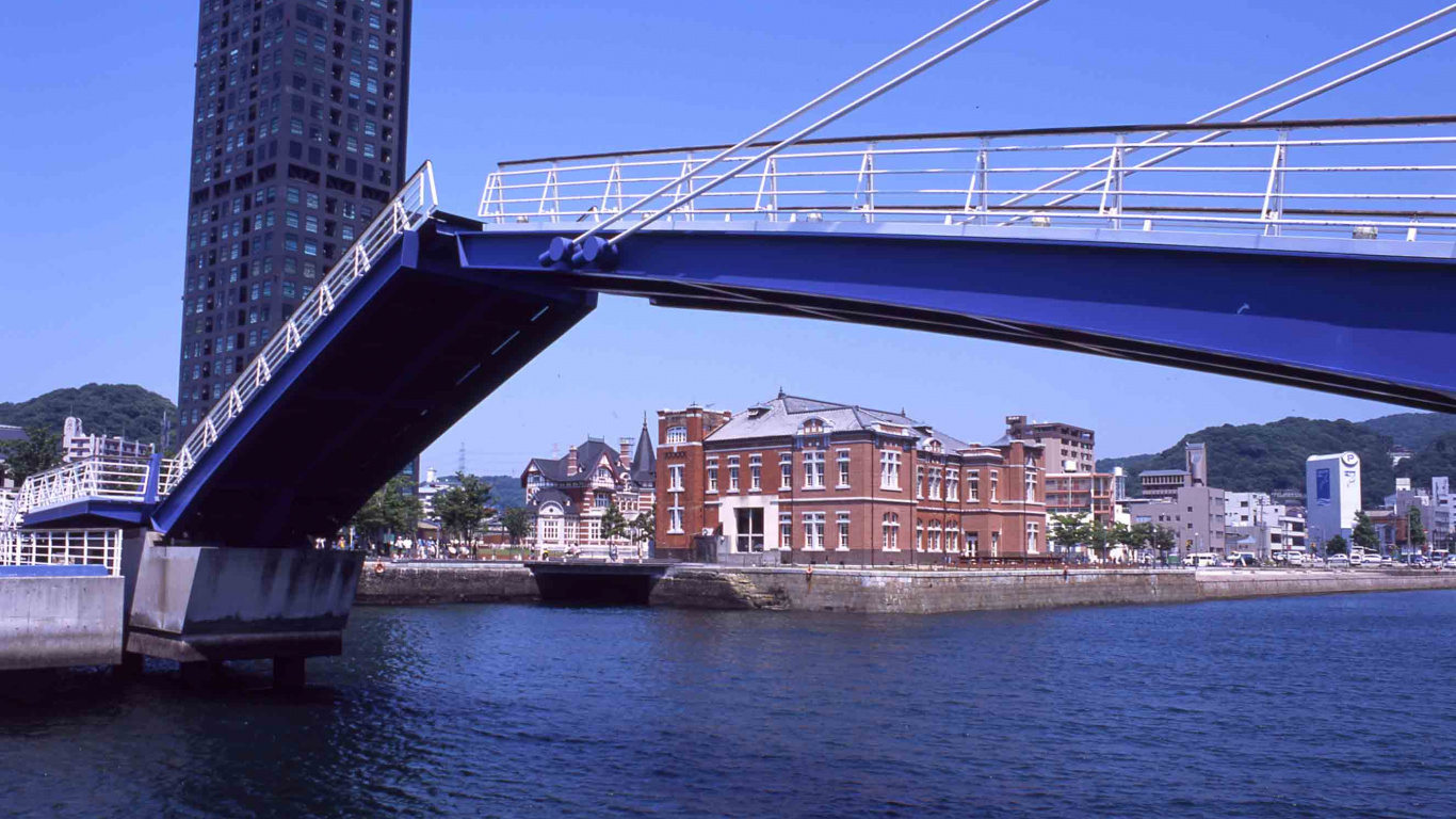 Weißes Und Braunes Betongebäude in Der Nähe Der Brücke Unter Blauem Himmel Tagsüber. Wallpaper in 1366x768 Resolution