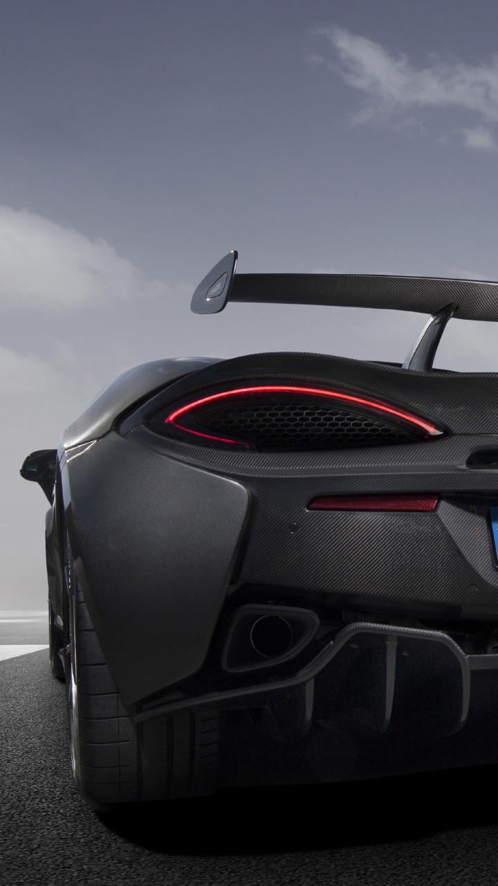 Schwarzer Porsche 911 Auf Grauer Asphaltstraße Unter Grauem Wolkenhimmel. Wallpaper in 720x1280 Resolution