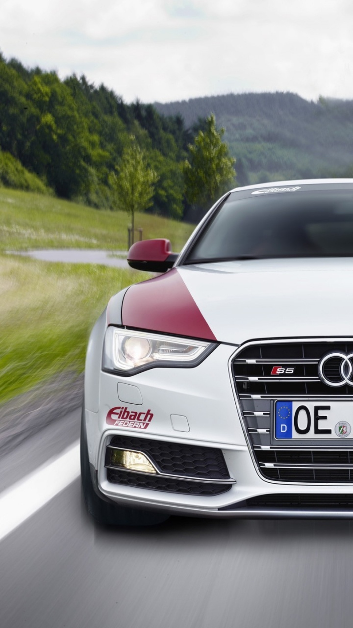 Schwarzer Audi a 4 an Einem Sonnigen Tag. Wallpaper in 720x1280 Resolution