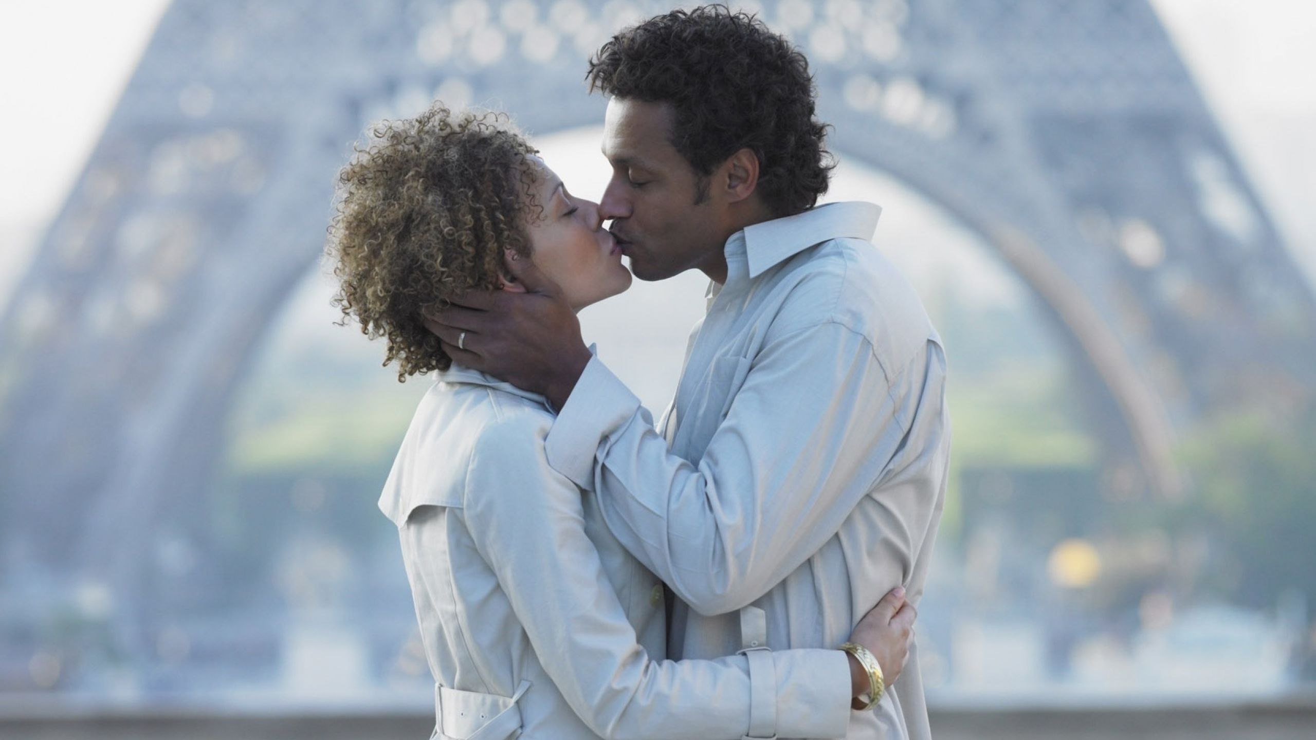 Romanticismo, Beso, Amor, Entrecejo, Interacción. Wallpaper in 2560x1440 Resolution