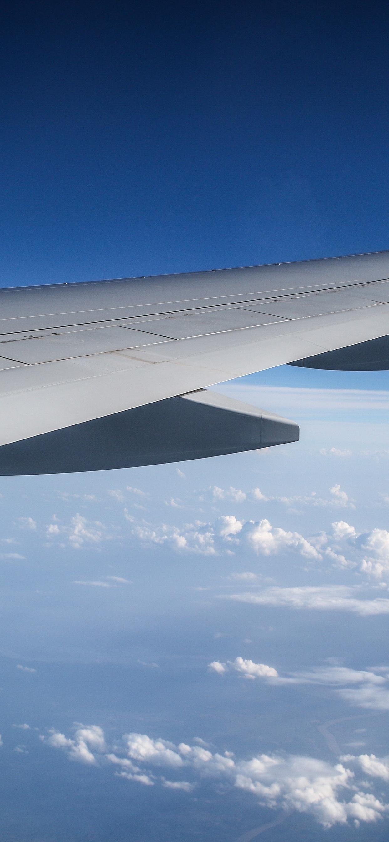 Tagsüber Weißer Und Blauer Himmel. Wallpaper in 1242x2688 Resolution