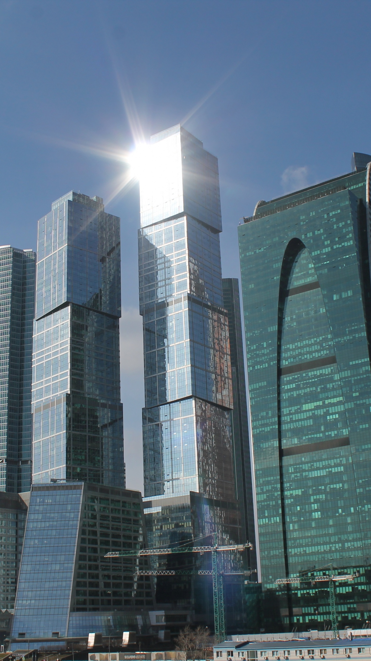 Edificio de Gran Altura Verde y Gris. Wallpaper in 1440x2560 Resolution