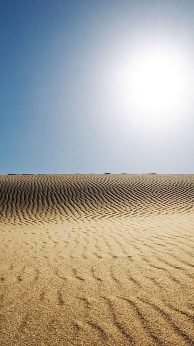 Arena Marrón Bajo un Cielo Azul Durante el Día. Wallpaper in 750x1334 Resolution