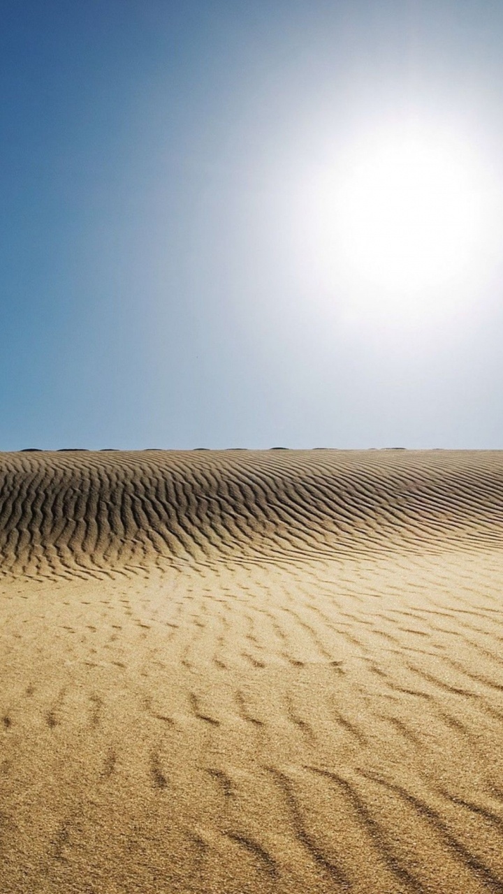 Tagsüber Brauner Sand Unter Blauem Himmel. Wallpaper in 720x1280 Resolution